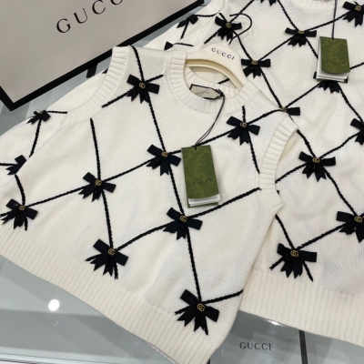 GUCCI古馳 2021ss 限量款手工蝴蝶結系列每個女生都無法拒絕的溫柔美好 定制的象牙白純棉紗線親膚有質感 標誌性復古菱形格裝飾刺繡logo蝴蝶結點綴黑色珠珠吊墜簡直美到極致 黑白配色絕美大氣 定制的貝殼紐扣細節都很