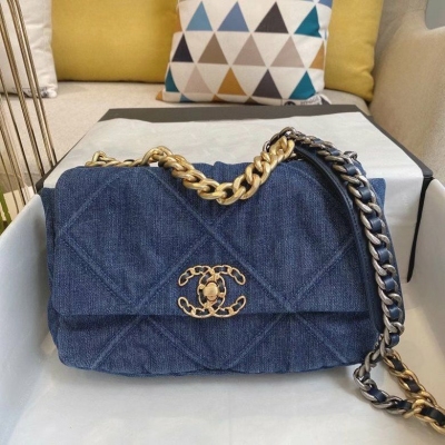 Chanel 2020春夏系列19 Bag   尺寸：26*9*16  人手必備的大爆款 丹寧牛仔面料 水洗復古工藝  彰顯非一般的時尚風潮成為當季最經典的潮范兒