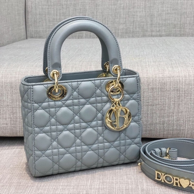 Dior迪奧 岩石灰 MY ABC DIOR Dior再一次刷新對她認知 這一季推出這款 個字母和 個徽章的搭配 完美又大大圈粉一大批小迷妹 至於“size”也是值得贊 甚至可以說 專門為亞洲女性量身定制 寬肩帶的加入 個