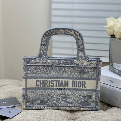 Dior迪奧 Mini Book Tote 復古又時髦的凹造型單品 精湛的刺繡工藝完美呈現 隨手一搭就能給搭配帶來亮點 mini號太闊愛了！小小的包型裝點零碎的小東西也很方便呐 誰用誰時髦 稀飯高顏值的小仙女必入噢 尺寸：