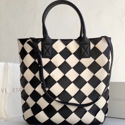 BV BOTTEGA VENETA 70020Cabat中性手袋 採用名為 fettucce 的寬大雙面nappa小羊皮條帶材質 完全運用手工編織而成 彰顯本品牌與義大利手工的深度契合 表露當代時尚態度 內外一致 表裡如一