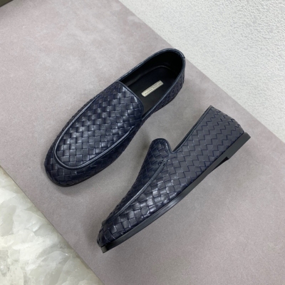 BOTTEGA VENETA BV 原單品質！BV寶緹嘉男士休閒便鞋，義大利進口小牛皮編織水染牛皮內裡，耐磨橡膠大底，日常穿搭舒適大氣！4個顏色：咖啡色牛皮，深藍牛皮，黑色牛皮，黑色磨砂 38-44