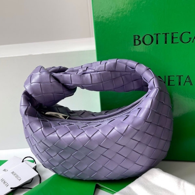 BOTTEGA VENETA BV 2021早春系列新品Mini Jodie 新做法是原有的基礎上圓化邊角，以經典編織皮革打結圓形hobo包，最有標誌性三角拉版設計，採用羊皮垂軟造型，超級適合凹造型 Jodie給人的感覺真