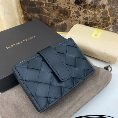 BOTTEGA VENETA BV 592776採用原廠胎牛皮中編條純手編織 4卡位卡包 名片夾 耐磨性能強 簡約而不簡單 尺寸6.5x10x2cm