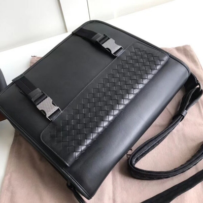 BOTTEGA VENETA BV 534435釆用胎牛皮製作簡約大方的郵差單肩包，實用功能強大，棱格五金裝飾設計，男士日常必備單品33x25.5x8.5cm