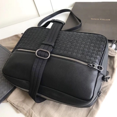 BOTTEGA VENETA BV 407638新款上架啦採用Togo皮純手工編織男士商務斜挎包，設計風格簡約大氣，另有一條小帶裝飾，酷炫極了大小適中尺寸30x26X6 （附送定制原版禮品袋)