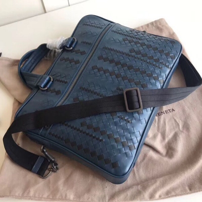 BOTTEGA VENETA BV 523320經典公事包搭配新穎的Micro-Macro工藝設計，憑藉對細節一絲不苟的關注，呈現出形色各異的品牌標誌性的菱形intrecciato編織圖案。以柔軟的啞光胎牛皮製作，認准獨家