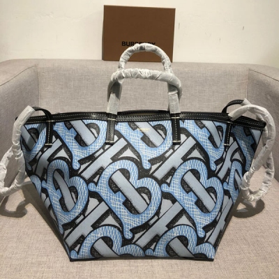 Burberry巴寶莉 隆重推出 Beach Tote 沙灘托特包，隨性的日常包款彰顯輕鬆慵懶的態度，選用專屬標識印花環保帆布打造。該環保帆布材質主要運用可再生資源製造，相較于傳統的塗層帆布，需要更少的水並會生成更少的二氧