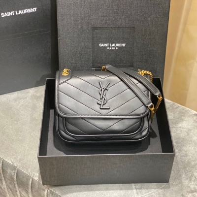 YSL Yves Saint laurent SLP聖羅蘭 NIKI baby羊皮 22cm 正品原廠皮 2020春夏小羊皮款Niki金屬鏈也換成了有些厚重感的金色，讓包身整體又多了幾分優雅和貴氣，不會過於時髦卻又可以很彰