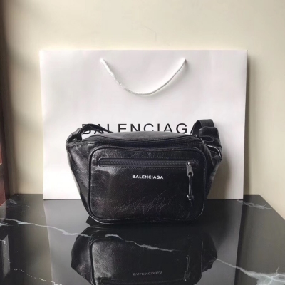 Balenciaga巴黎世家最新款全皮胸包 做腰包，時尚簡約，深受大眾喜愛，怎麼用都好看，尺寸：38＊16＊8cm，義大利進口皮，293S黑色