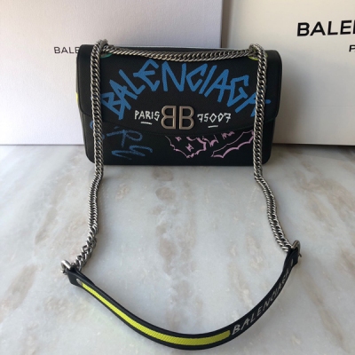 Balenciaga巴黎世家 LOCK ROUND 18SS新款塗鴉鏈條包 採用原廠進口牛皮，柔軟舒適， 時尚街頭塗鴉風格 配以進口五金配件 磁扣開合 內里拉鏈隔層 方便收納小物品 時尚百搭簡約 配全套專櫃包裝 尺寸：27