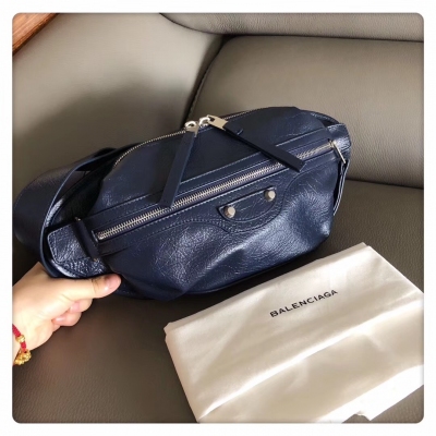 Balenciaga巴黎世家 專櫃熱賣機車款胸包兼腰包，斜挎肩背都很潮流，原單爆裂羊皮，前幅配置拉鍊口袋 實用又時尚 攜帶簡單輕便，尺寸36*15*15cm，銀色/深藍色 A50