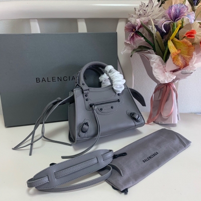 BALENCIAGA巴黎世家 推出全新機車包Neo Classic Mini煙霧灰，平紋系列 以紀念品牌標誌Classic Bag誕生20周年 原單進口小牛皮，皮質柔軟，包身硬挺，復古率性又充滿個性大膽前衛的設計，經典又不