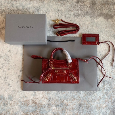 BALENCIAGA巴黎世家 最新鱷魚紋經典機車包 酒紅色 專櫃同步發售鱷魚皮效果小牛皮包身 純手工縫製的手柄 配有可拆卸的肩背帶，超高檔次的金邊五金配純皮流蘇拉鍊頭，內部拉鍊袋和皮鏡子，還刻有Balenciaga金色標牌