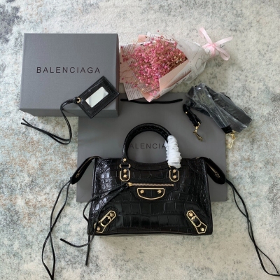 BALENCIAGA巴黎世家 頂級精品 巴黎世家 新品鱷魚壓紋皮機車包 黑色 專櫃級別的 鱷魚皮效果小牛皮包身 純手工縫製的手柄 配有可拆卸的肩背帶，超高檔次的金邊五金配純皮流蘇拉鍊頭，內部拉鍊袋和皮鏡子，還刻有Balen