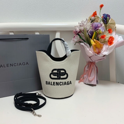 BALENCIAGA巴黎世家 最新帆布水桶手提包小號現貨實拍 這是一款集休閒與定型為一體的帆布包，軟軟的帆布要做出 力挺效果，製作過程並不簡單細品圖中品質，懂貨的會發現這絕非市面上普通版本 黑白設計正面大小logo相襯，經