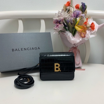 BALENCIAGA巴黎世家 大B 五金信封包，頂級最新鱷魚壓紋box bag 小羊皮內裡，特別高端，特別時尚，全民都適用的一款多隔層包包店主自留 狠推薦尺寸：19*14*7cm，進口原單小牛皮壓紋鱷魚 型號：1624黑色