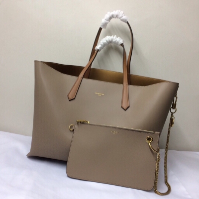 GIVENCHY紀梵希新款購物袋（size：35x27x15cm/小包22x14cm) 裡外全皮，側面配有金色金屬復古風格雙G搭扣，內側一個平貼口袋，小包可單獨使用