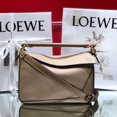 Loewe羅意威包包 Loewe Puzzle 中號沙色顆粒紋 專櫃同步最新做法！ 大容量，日常，出遊妥妥滴！    專櫃同步最新做法， 介面，內裡托全皮，拼接寬肩帶，底部 釘。採用進口西班牙小牛皮 摸上去溫柔又舒適。皮料