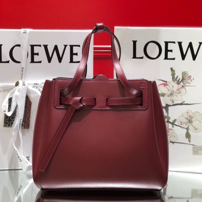 LOEWE羅意威 Mini Lazo 終於盼來啦 就是這麼可愛，就是這麼優雅 LOEWE 果然是玩轉迷你的能手啊 Lazo MINI精緻微妙之處在於，有一丟丟愛仕herbag的風格 還擁有特別的風琴側面腰帶結設計，顯得更年