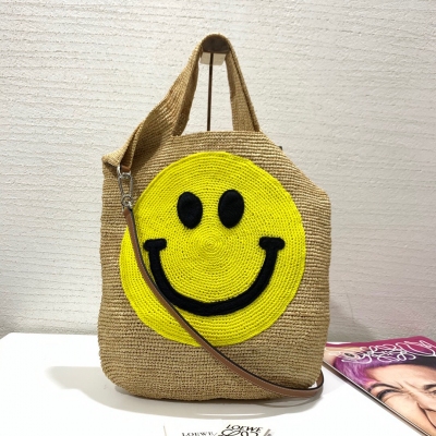 LOEWE羅意威 x Smiley輕巧、寬敞的草編笑臉包，運用酒椰纖維全手工編織搭配萌趣可愛笑臉，是你度假的時尚搭配單品。款號89010，尺寸44*29*11cm