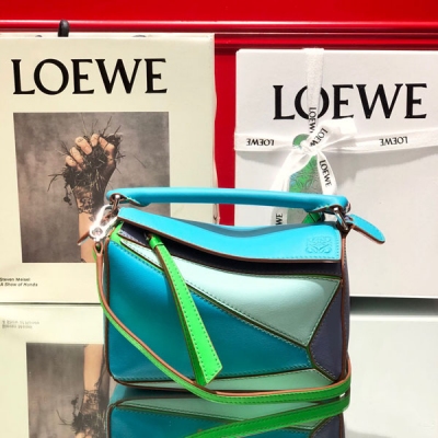 LOEWE羅意威 專櫃最新碧海綠拼色 MINI PUZZLE LOEWE櫃檯新色很適合夏天喔 盡顯靚麗迷人魅力 迷你尺寸：18*12.5*8cm 包包自身重量幾乎忽略，超級實用，出門裝手機小錢包口紅粉餅,毫無累贅感，輕鬆愉