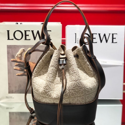 LOEWE羅意威 独家定制台湾进口面料 Leowe Balloon 气球包中号 捡到一枚算你幸运，各大專櫃已疯抢至脱销，2021大热 气球水桶包，再一次引爆销售业绩，谁都意想不到 新搭配布艺标志性绣花图案，体现品牌文化价值