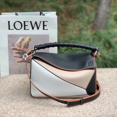 LOEWE羅意威 Puzzle 限量定制 官網專櫃最新款 創意總監喬納森·安德森 為羅家推出的首次亮相手提包。長方形形狀和精確的切割技術創造了 puzzle 獨特的幾何線條 顏色對比鮮明，帶有精巧編織的頂部提手 可拆卸，可