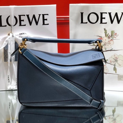 Loewe羅意威 Puzzle 藍色顆粒紋小號 專櫃同步最新做法 專櫃同步最新版本，尺寸24?14-11CM,大容量，日常，出遊妥妥滴！閉眼入都不會後悔的顏色，專櫃同步最新做法，介面，內裡托全皮，拼接寬肩帶，底部釘）採用進