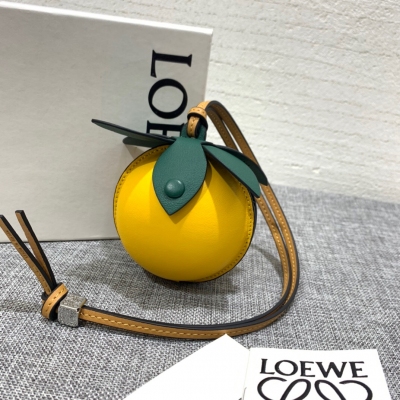 Loewe羅意威 百香果小包掛飾出貨， 採用小牛皮撞色搭配， 按扣固定， 內裡可放些小件物品及零錢， 可掛于脖子及包包。款號327 尺寸 12*11