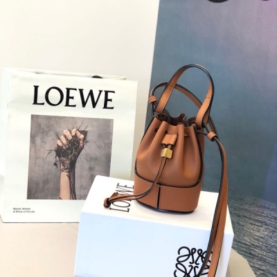 LOEWE羅意威 全新超迷你Nano Balloon 以柔軟napa小牛皮為材質，穩固的圓形底座之上，小牛皮內袋被堅實皮革外層所溫柔包裹。硬挺廓形中，亦不失柔軟質地！浪漫告白日，放飛氣球傳遞愛語 I LOEWE YOU 尺