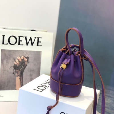 LOEWE羅意威 全新超迷你Nano Balloon 以柔軟napa小牛皮為材質，穩固的圓形底座之上，小牛皮內袋被堅實皮革外層所溫柔包裹。硬挺廓形中，亦不失柔軟質地！浪漫告白日，放飛氣球傳遞愛語 I LOEWE YOU 尺