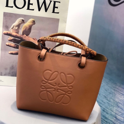 LOEWE羅意威 I LOEWE YOU 全新 Anagram Tato 印花托特包 現貨get 曾黎同款 優雅知性，氣質十足 將品牌經典圖案融入皮革其中，形成了一個標誌 裡外牛皮革與編制提手讓整個包都挺括了起來，質感滿滿