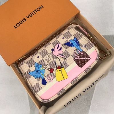 LV LOUIS VUITTON 路易威登 N64451 特別介紹 海外特供（專櫃貨）受巴黎老佛爺百貨商店路易威登聖誕櫥窗啟發，帆布版Mini小手袋飾有各種充滿奇幻色彩的小鳥。配有金色鏈帶，既可系于其他包袋上，亦可單獨手持