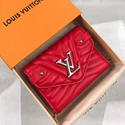 LV LOUIS VUITTON 路易威登 M63427 特別介紹 海外特供（專櫃貨）由極為柔滑的小牛皮精製而成的短款錢夾，波浪狀的絎縫花紋裝飾源自路易威登古董旅行箱。手感輕盈而構造精巧，此款信封式錢夾設有多個口袋與信用卡