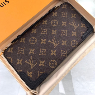 LOUIS VUITTON LV路易威登 M60679 特別介紹 海外特供（專櫃貨） 錢夾造型源自手袋，容量大，可放入支票簿、21 張卡、硬幣、紙幣、護照，甚至手機。 品質最優，別致手柄設計，可作優雅手包。尺寸：23X13