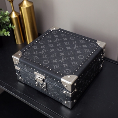 LOUIS VUITTON LV路易威登 珠寶盒/飾品盒 黑花配奢華藍 可分層分類存放戒指、項鍊、手鏈、耳環與手鐲。配有小襯墊，確保珠寶存放妥善舒適。尺寸優雅、設計實用、安全牢靠，是外出旅行的好伴侶。23.0*23.0*1