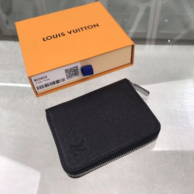 LOUIS VUITTON LV路易威登 M32832【特別介紹】海外特供（專櫃貨）豎款拉鍊零錢包是都市男士的實用首選。此款零錢包可輕鬆放入小號都市手袋及口袋中，光滑的 Taiga 皮革材質突顯其優雅貴氣。尺寸：7.0 x