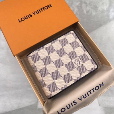 LOUIS VUITTON LV路易威登 N60121【特別介紹】海外特供（專櫃貨）融合運動風格細節與奢華設計才藝的系列，摩登男士的時尚之選。由帆布裁制而成的路易威登錢夾，精緻而經濟的設計，輕鬆收納信用卡、紙幣與收據。尺寸