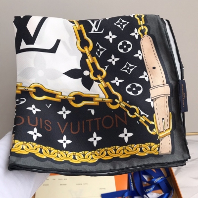 Louis Vuitton LV 路易威登 各大專櫃在售 頂級斜紋真絲方巾 90x90cm 放大細節 展現出來的工藝 看得見的品質 均勻的圖案佈局讓人深深地感受到頂級品牌的品味 靈動的LV花紋充分延伸 色澤純正豔麗 突顯