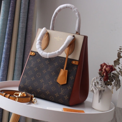 Louis Vuitton LV 路易威登 M45409 FOLD TOTE 中號手袋 于 2020 秋季推出全新 Fold Tote 中號手袋，將柔美設計與實用功能兼收並蓄。展開折疊式皮革襯料即可釋放容量，寬幅皮革肩帶和