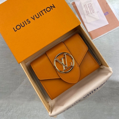 Louis Vuitton LV 路易威登 M69175黃 海外特供(專櫃貨) LV Pont 9 短款錢夾取材絲滑牛皮，為挺括構型融入柔軟質感。LV Circle 標識點綴翻蓋，輕啟即現硬幣及鈔票隔層和卡位，以工致之姿演