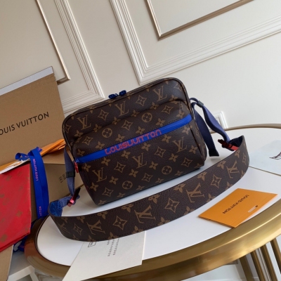 LOUIS VUITTON LV 路易威登 M43843老花 頂級原單 出自男裝藝術總監Kim Jones之手的新款Messenger小號郵差包，LV塗層帆布材質，配有編織帶、防水拉鍊、抽繩與彩色金屬飾件，盡顯運動風範。商