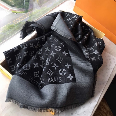 LV LOUIS VUITTON 路易威登方巾 人手必敗一條最最經典款Louis Vuitton 採用暗紋提花技術重新演繹Monogram圖案。質地柔軟而又溫暖，帶來令人愉悅的舒適觸感，精美雅致的面料令佩戴隨心所欲飾有L