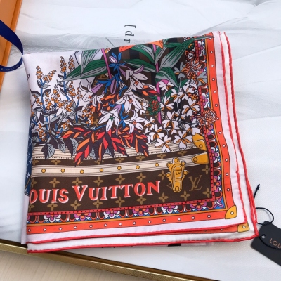 LV LOUIS VUITTON 路易威登絲巾 皇室LV路易威登極品硬貨法國寓言 城裡老鼠和鄉下老鼠 的詼軼事延續至Vuittonite方巾。栩栩如生的兩隻老鼠形象提起自己的路易威登手袋。品質極好極好的 可以pk愛馬仕最