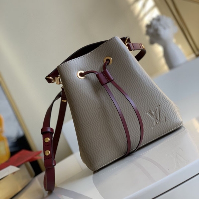 LOUIS VUITTON LV路易威登 M53610 NéoNoé BB 手袋沿襲路易威登經典的 Noé 水桶包設計，精巧尺寸散發清新活力。Epi 牛皮呈紋理質感，與皮革抽繩和飾邊共同營造觀感和觸感的對比。頂部提手可拆卸