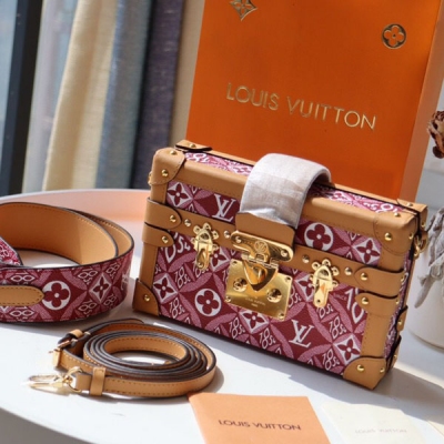 LOUIS VUITTON LV路易威登 PETITE MALLE 時裝走秀款 M40273 BOX盒子 全新歐美復古風 小巧方盒設計 金屬質感十足優雅大方 摩登現代 不單可以攜帶隨身小物品 更是裝飾精品身材小巧輕盈 手提