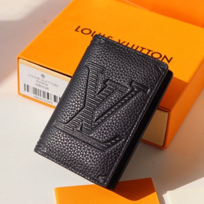 LOUIS VUITTON LV路易威登 頂級原單 M80038 在2021春夏預收集中，採用黑色的托呂雍陰影皮革材質，上面印有超大專屬標識圖案的浮雕圖案。纖薄又功能性的配飾。緊湊輕便的設計，配備多個口袋和卡槽。尺寸: 8