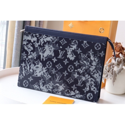 LOUIS VUITTON LV路易威登 M80026 本款 Pochette Voyage 手拿包 取材 Virgil Abloh 全新設計的 Monogram Tapestry 帆布，沉穩不失摩登。拉鍊開合穩妥保護其中