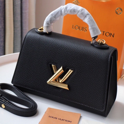 LOUIS VUITTON LV路易威登 TWIST ONE HANDLE 小號手袋 M57093 小號 以 Taurillon 皮革搭配彩色皮革內襯，融入標誌性Twist 扭鎖。頂部手柄和可拆卸肩帶實現手提、肩背或斜挎體